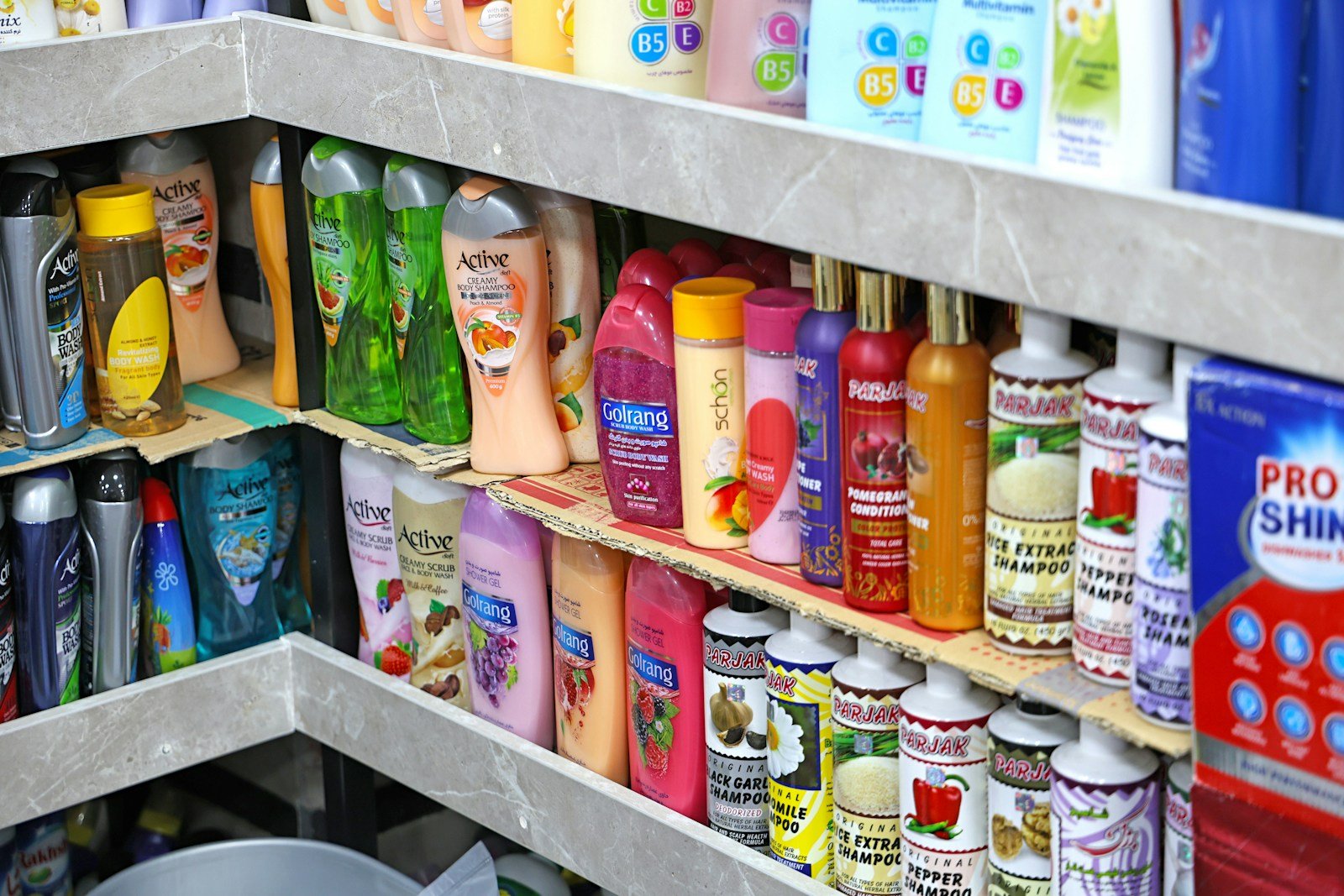 Productos de alimentación y bebidas en estantería