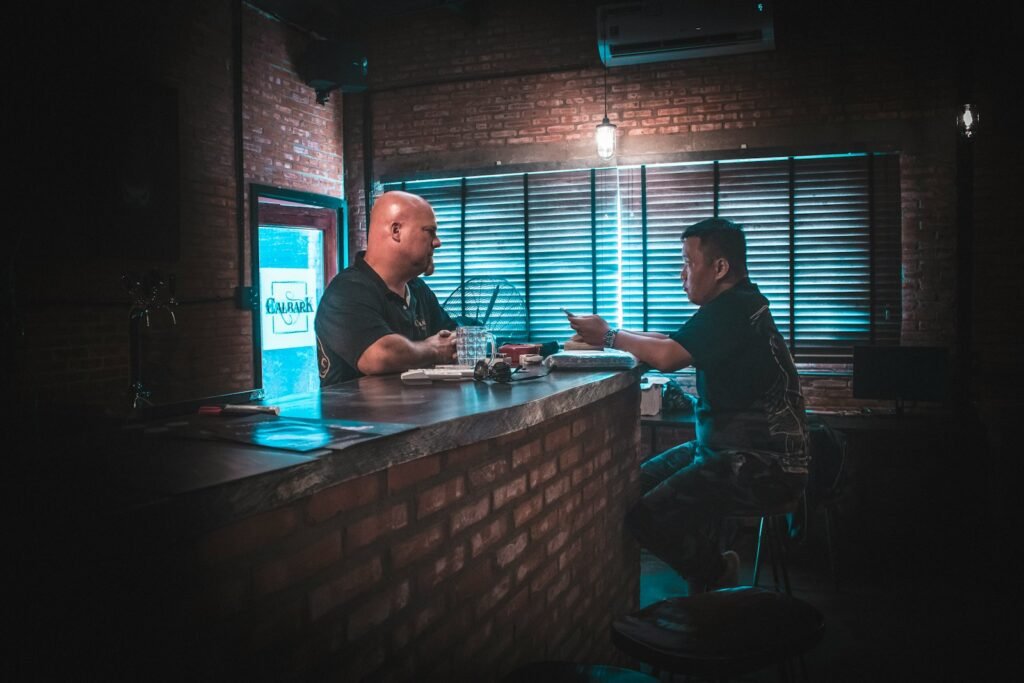 Empleado atendiendo consultas de clientes en mostrador